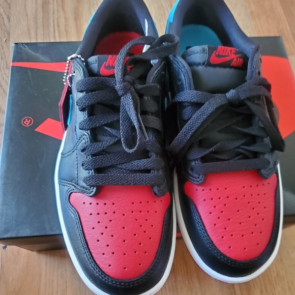 Womans Air Jordan 1 Retro Low OG NWB, Size 7 - Picture 3 of 8